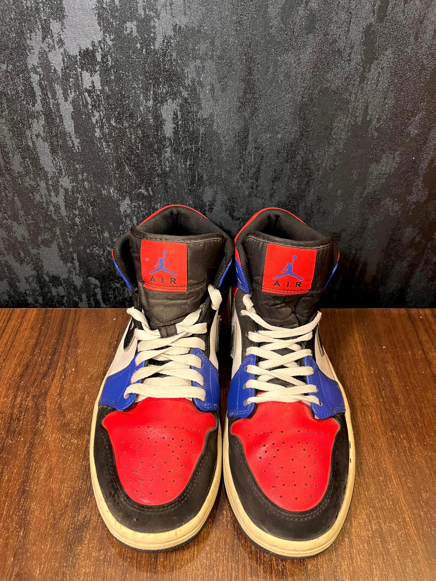 Jordan 1 Mid Top 3 Size 40