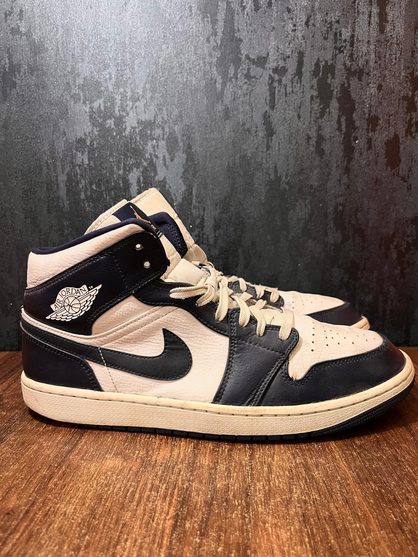 Jordan 1 Mid White Metallic Gold Obsidian size 46